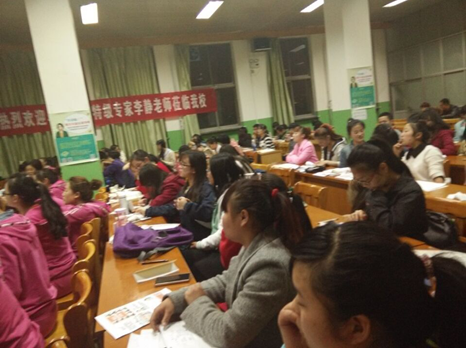 永利官网同学认真听讲
