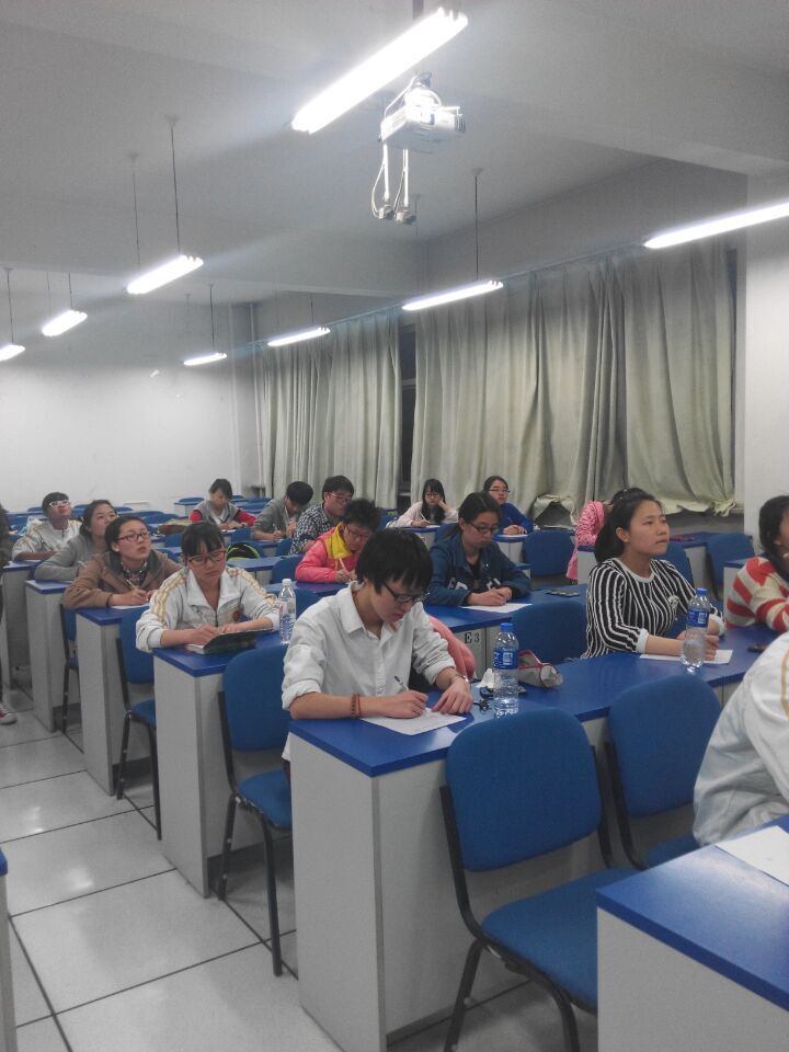 参赛者正在答题